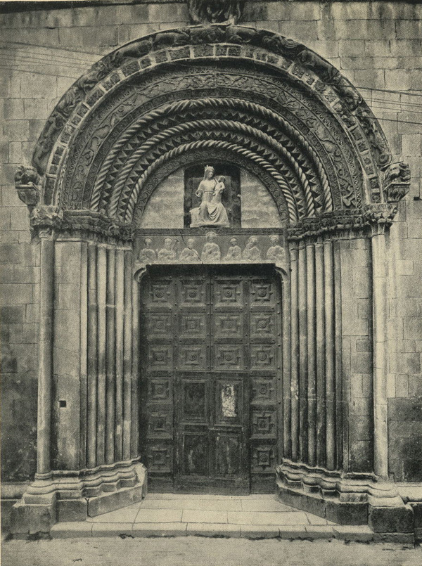 Аквила. Церковь Санта Мария Паганика. Двери и порталы в итальянской архитектуре