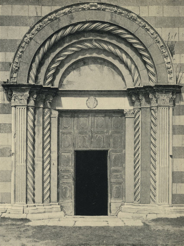 Аквила. Церковь Мадонна дель Сокорсо. Двери и порталы в итальянской архитектуре