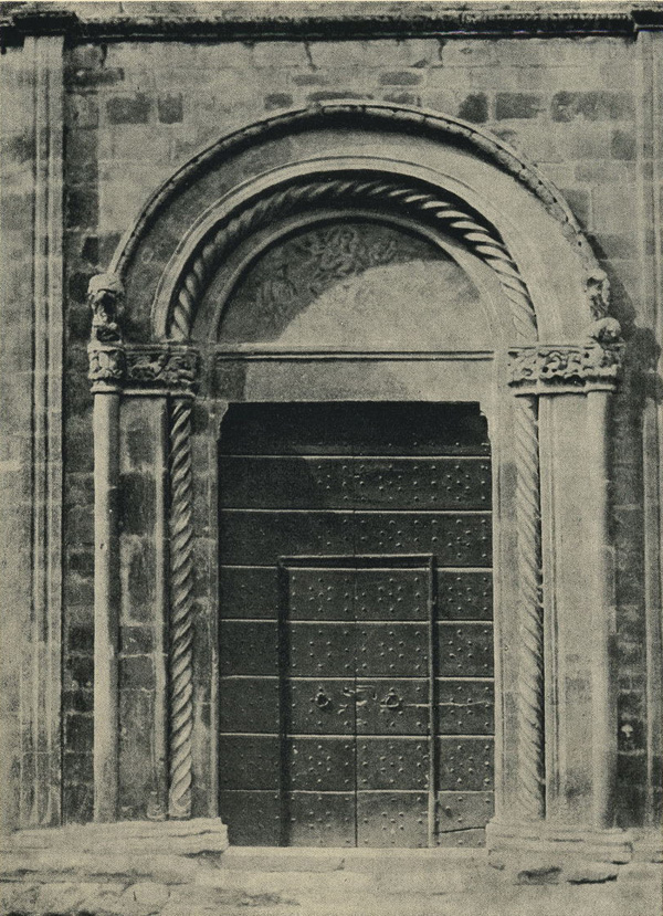 Аквила. Церковь Сан Пьетро Ди Копито. Двери и порталы в итальянской архитектуре