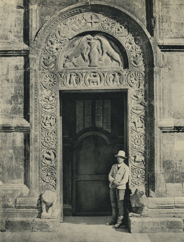 Ассизи. Портал к боковому нефу собора. Двери и порталы в итальянской архитектуре