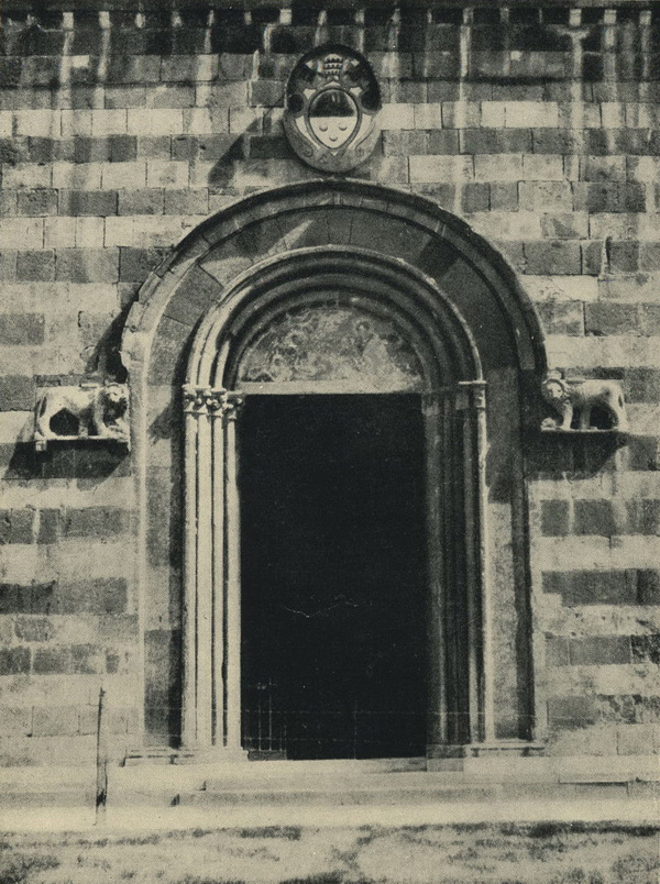 Ассизи. Церковь Санта Клара. Двери и порталы в итальянской архитектуре