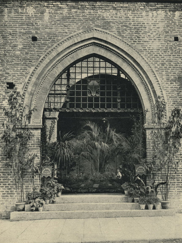 Болонья. Вход во двор дворца Дель Ре Энцио. Двери и порталы в итальянской архитектуре