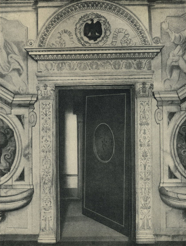 Флоренция. Дверной проем ризницы. Церковь Санта Аннунциата. Двери и порталы в итальянской архитектуре