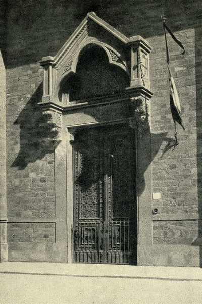 Флоренция. Портал на площади Санта Кроче. Двери и порталы в итальянской архитектуре