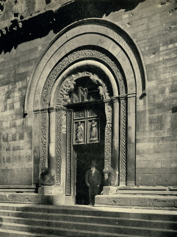 Фолиньо. Собор. Двери и порталы в итальянской архитектуре