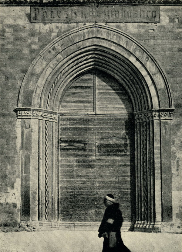 Фолиньо. Церковь Сан Доменико. Двери и порталы в итальянской архитектуре