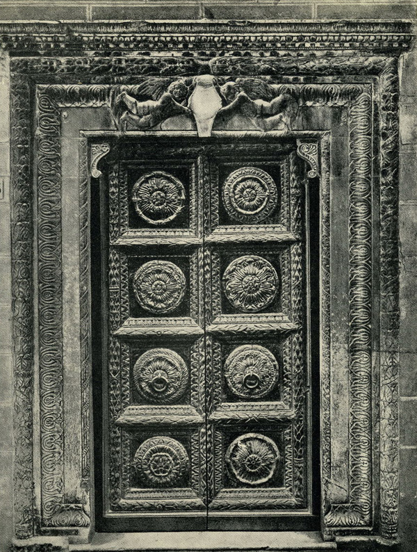 Лукка. Дворец Арчивесковиле. Двери и порталы в итальянской архитектуре