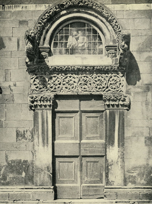 Лукка. Церковь Сан Гисто. Двери и порталы в итальянской архитектуре