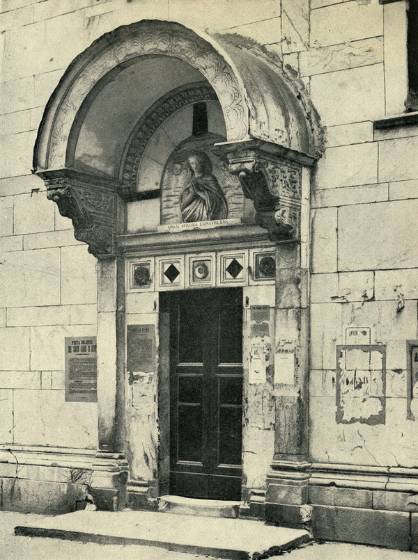 Лукка. Боковой вход в церковь Сан Алессандро. Двери и порталы в итальянской архитектуре