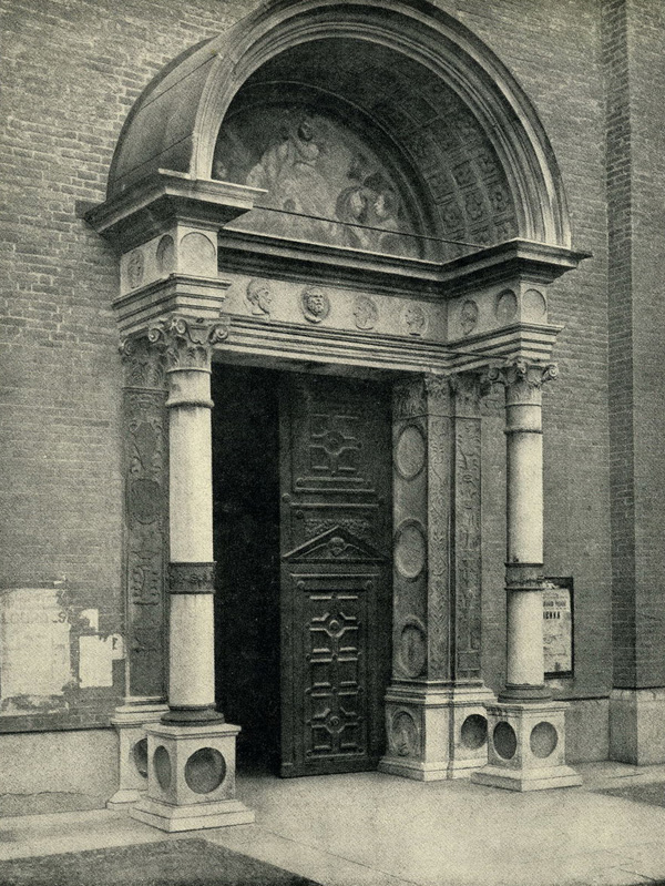 Милан. Церковь Санта Мария Дель Грацие. Двери и порталы в итальянской архитектуре