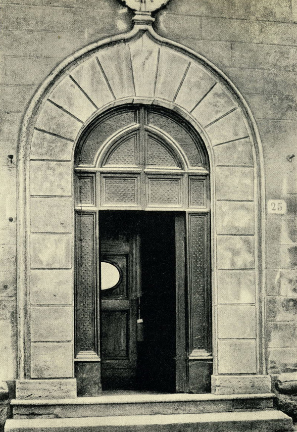 Монтепульчано. Колледжо Весковиле. Двери и порталы в итальянской архитектуре