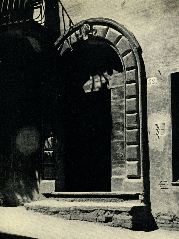 Монтепульчано. Вход на Виа Кавур. Двери и порталы в итальянской архитектуре