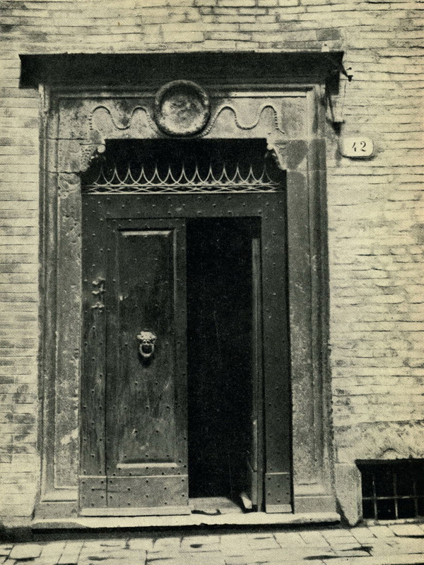 Перуджа. Вход на Корсо Кавур. Двери и порталы в итальянской архитектуре