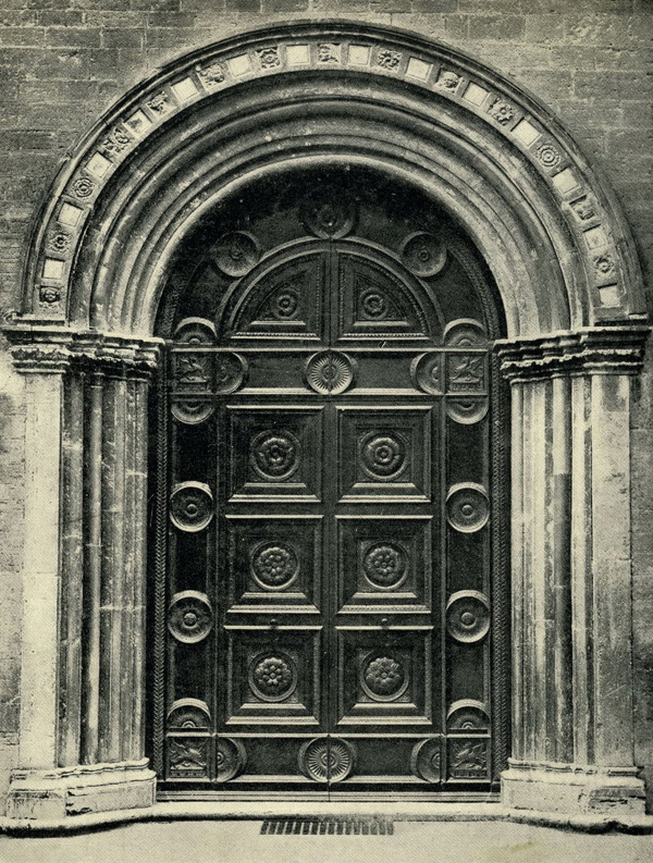 Перуджа. Колледжо Дель Камбио. Двери и порталы в итальянской архитектуре