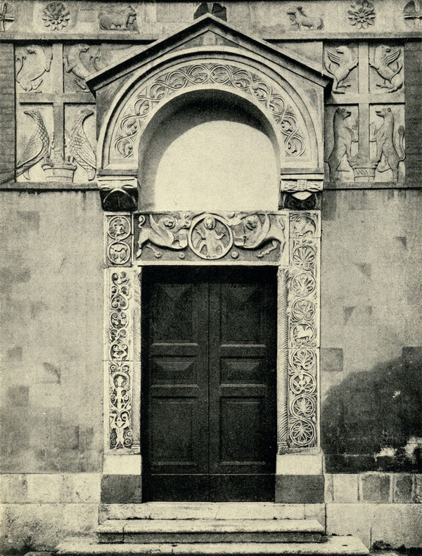 Перуджа. Церковь Сан Констанцо. Двери и порталы в итальянской архитектуре