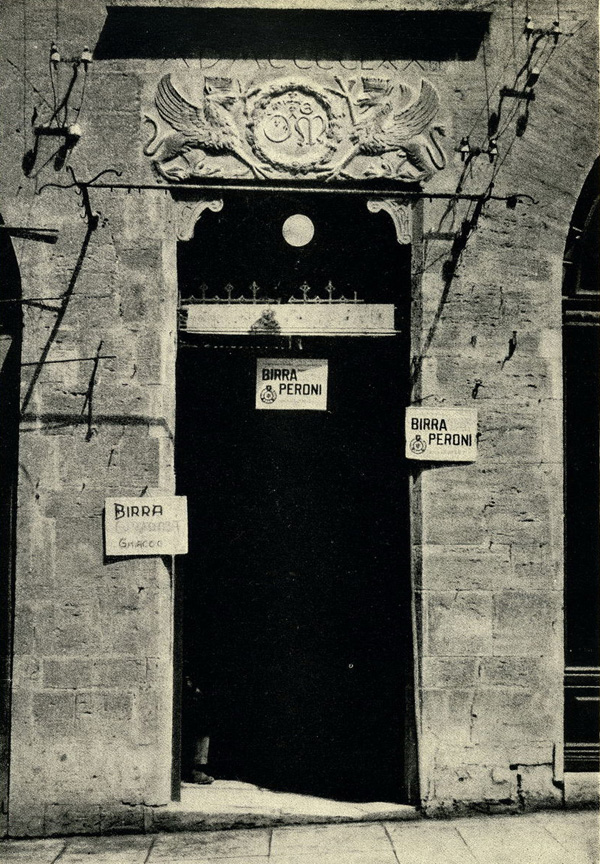 Перуджа. Вход на площади Джузеппе Гарибальди. Двери и порталы в итальянской архитектуре