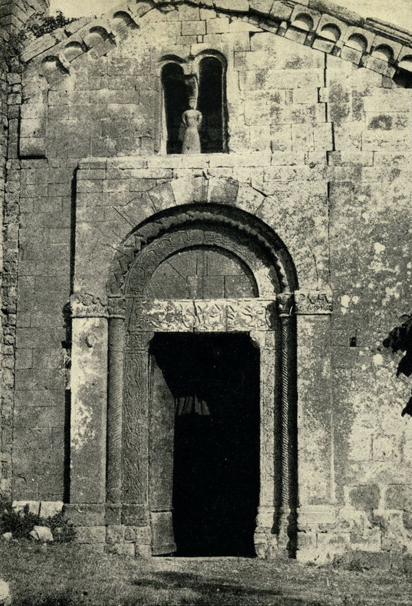 Пиенца. Главный вход в Антика Пиеве Ди Корсиньяно. Двери и порталы в итальянской архитектуре
