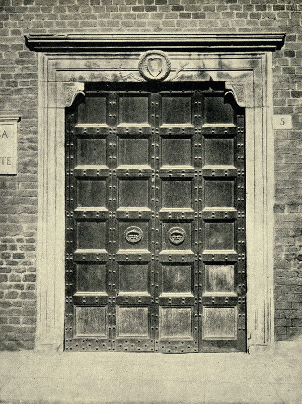 Рим. Дворец Дельи Ангвилара («Каза Ди Данте»). Двери и порталы в итальянской архитектуре