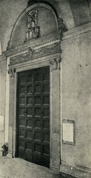 Рим. Дверной проем церкви Сан Марко. Двери и порталы в итальянской архитектуре