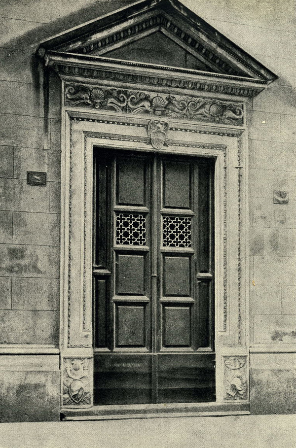 Рим. Церковь Сан Джиакомо Дельи Спаньоли. Двери и порталы в итальянской архитектуре