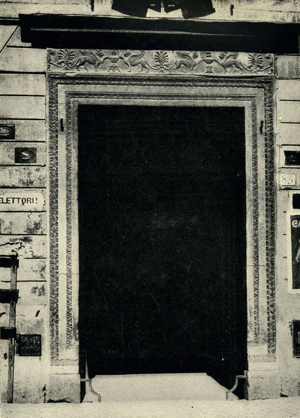 Рим. Вход на Виа Дель Джезу. Двери и порталы в итальянской архитектуре