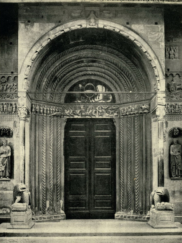 Борго Сан Донино. Портал Собора. Детали портала собора. Двери и порталы в итальянской архитектуре