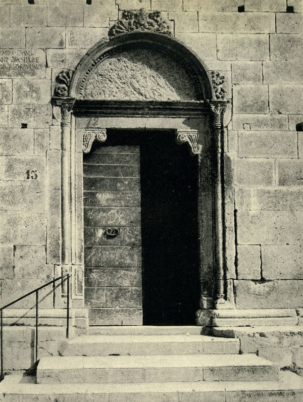 Сульмона. Вход бокового нефа. Двери и порталы в итальянской архитектуре