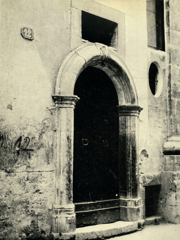 Сульмона. Вход на Виа Эрколе Чиофано. Двери и порталы в итальянской архитектуре