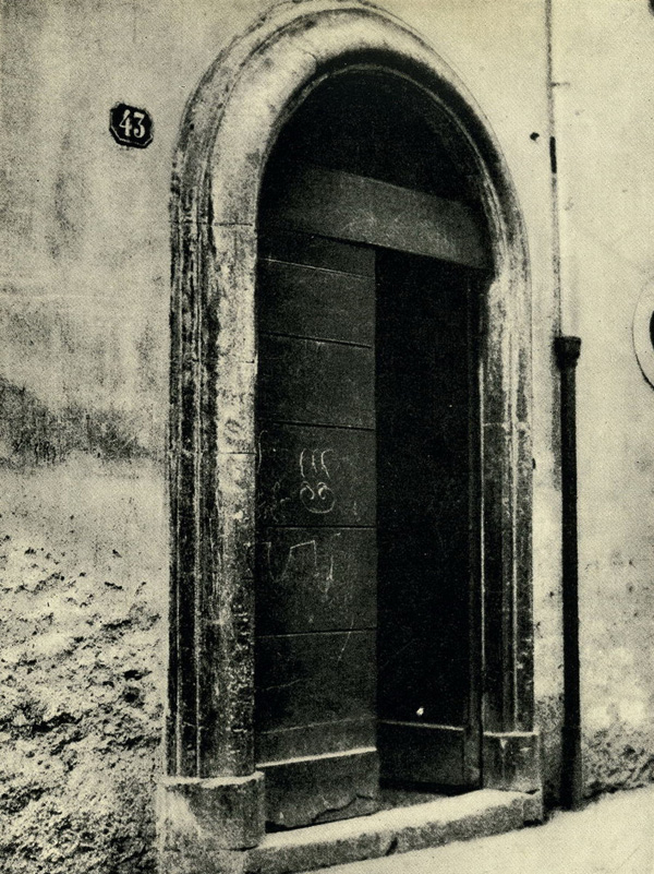 Сульмона. Вход на Виа Эрколе Чиофано. Двери и порталы в итальянской архитектуре