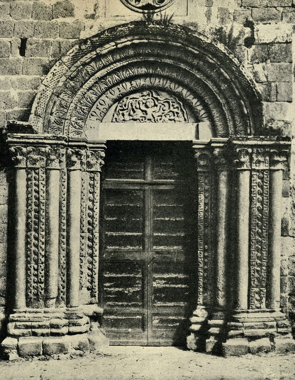 Тосканелла. Дверь бокового нефа церкви Санта Мария Маджоре. Двери и порталы в итальянской архитектуре