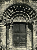 Тосканелла. Дверь бокового нефа церкви Санта Мария Маджоре