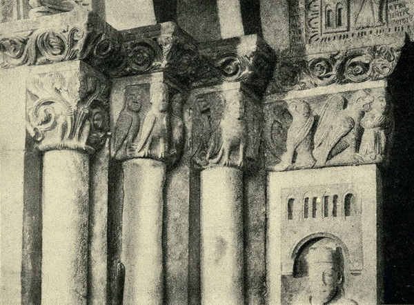 Торе Де-Пассери. Церковь Сан Клементе Ди Казауриа. Двери и порталы в итальянской архитектуре