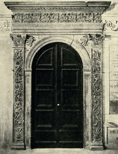 Урбино. Дверной проем и деталь Герцогского Дворца. Двери и порталы в итальянской архитектуре