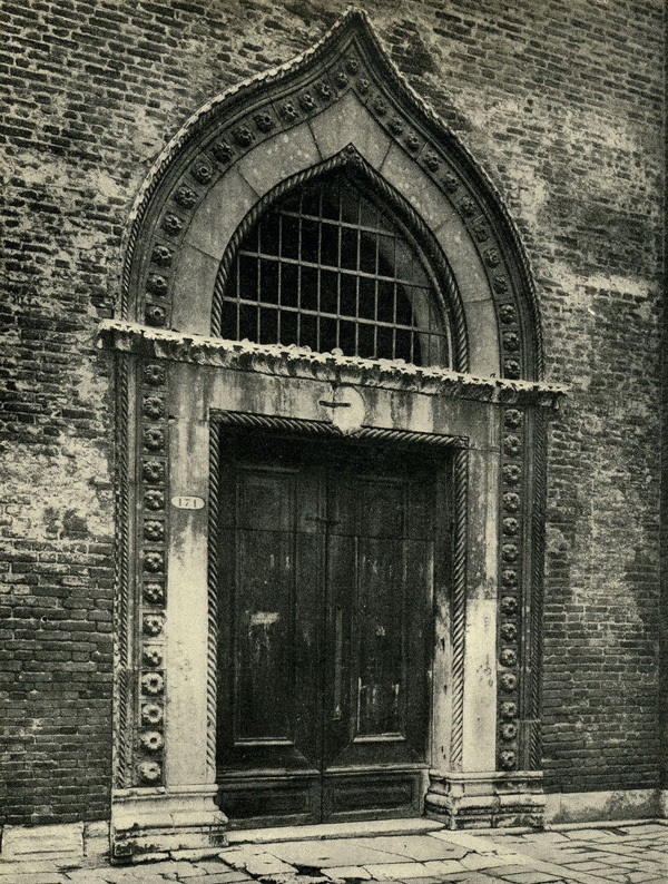 Венеция. Церковь Сан Грегорио. Двери и порталы в итальянской архитектуре
