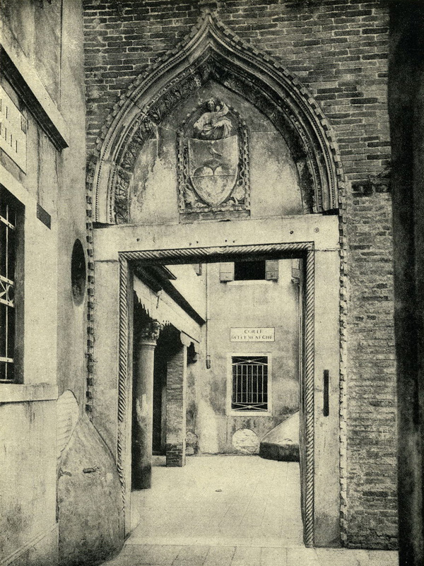 Венеция. Корте Дела Мунеге. Двери и порталы в итальянской архитектуре