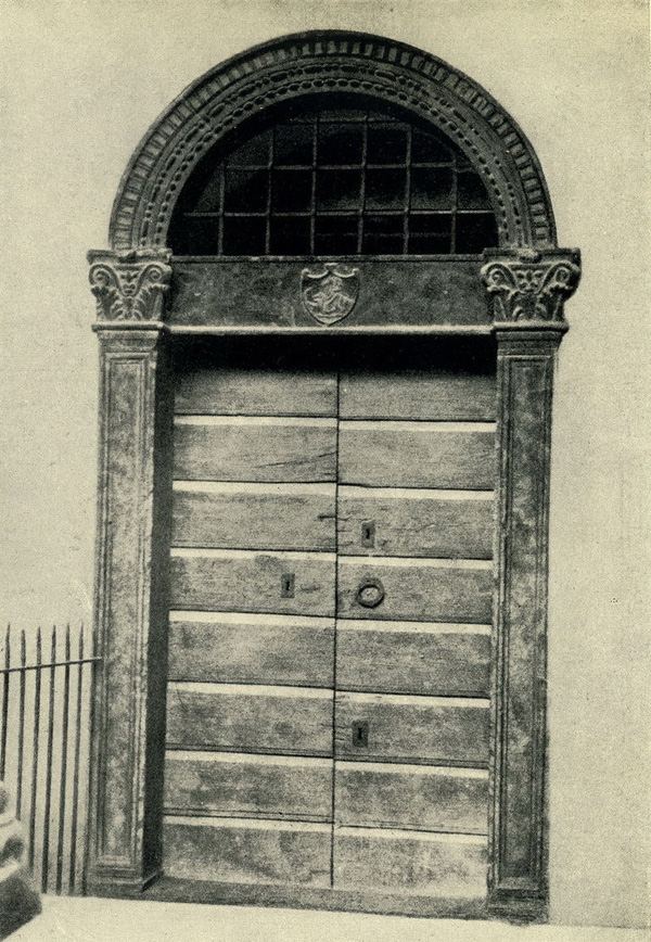 Верона. Вход в монастырь при соборе. Двери и порталы в итальянской архитектуре