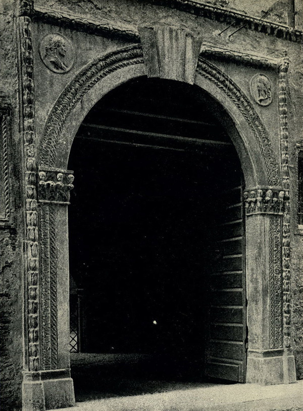 Верона. Дворец Франчини. Двери и порталы в итальянской архитектуре