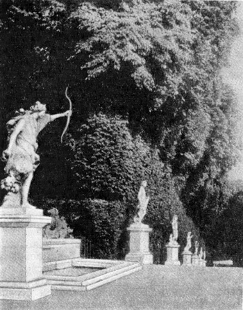 Архитектура Франции. Версаль. Английский парк. Аллея со статуями, скульптура — А. Куазевокс