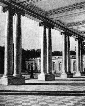 Архитектура Франции. Версаль: Большой Трианон, 1687 г., Ж. А. Мансар и Р. де Котт, фрагмент фасада