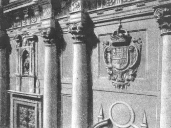 Архитектура Испании: Саламанка. Собор иезуитской коллехии (Ла Клересиа), начат в 1617 г., X. Гомес де Мора, достроен в конце XVII — начале XVIII в. братьями Чурригера. Фрагмент фасада