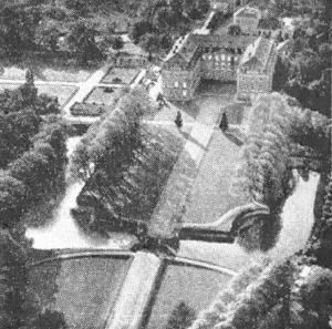 Архитектура Германии: Брюль. Дворец. Вид дворца со стороны подъезда, 1740 г., И. Б. Нейманн; стук — Артарио, К. П. Морсеньо, Д. Брили