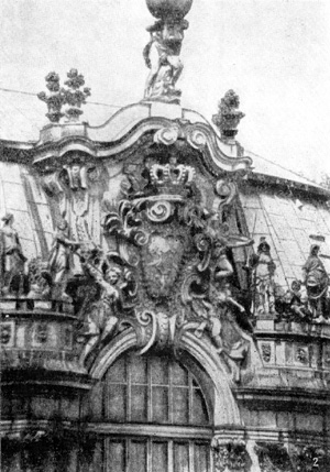 Архитектура Германии: Дрезден. Цвингер, М. Д. Пёппельманн: 2 — венчающий картуш овального павильона
