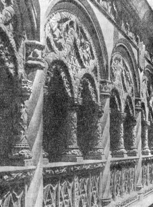 Архитектура Испании эпохи Возрождения: Вальядолид. Коллехия Сан-Грегорио, закончена в 1492 г. Хуан Гуас и Матиас Карпинтер. Фрагмент галереи двора