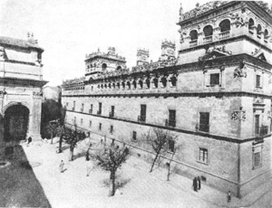 Архитектура Испании эпохи Возрождения: Толедо. Госпиталь Санта Крус, 1504—1514 гг. Энрико де Эгас. Центральная часть фасада