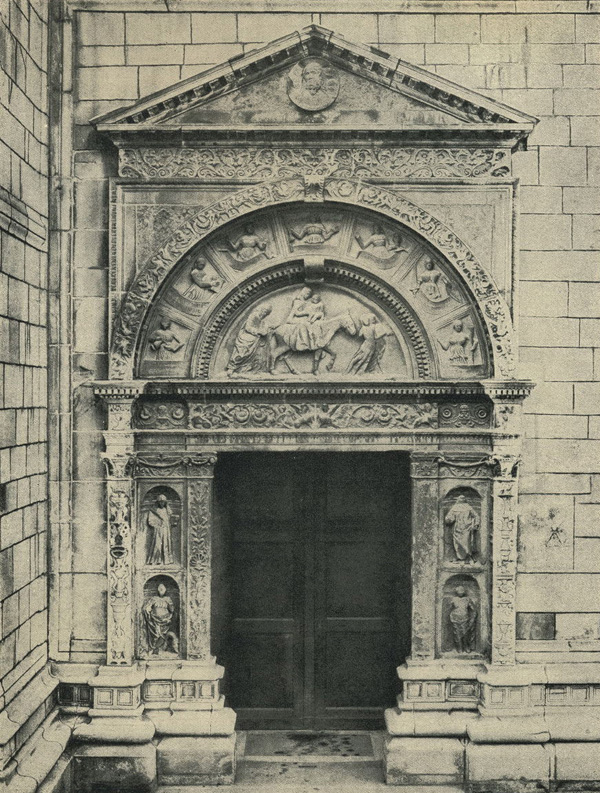 Комо. Боковая дверь в собор. Двери и порталы в итальянской архитектуре