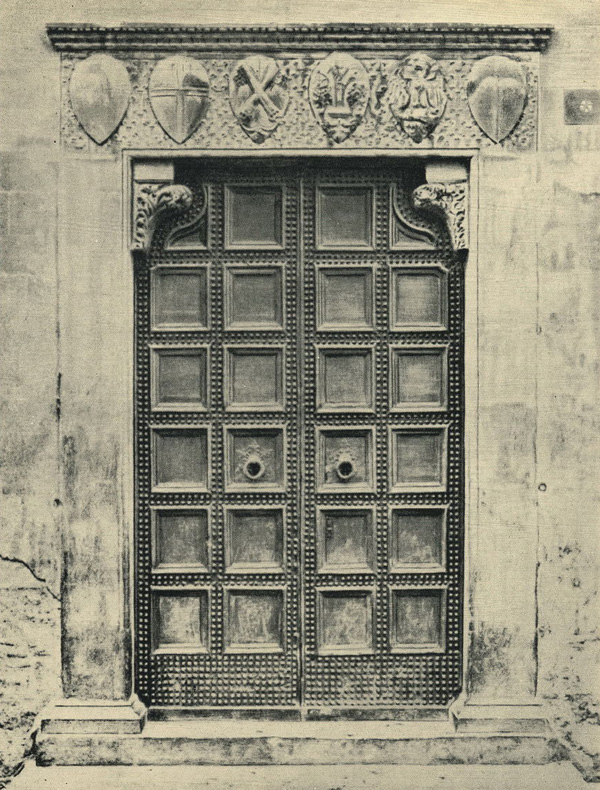 Флоренция. Дверной проем в музее Сан Марко. Двери и порталы в итальянской архитектуре