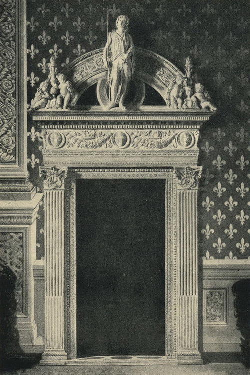 Флоренция. Дверной проем и детали в палаццо Веккио. Двери и порталы в итальянской архитектуре