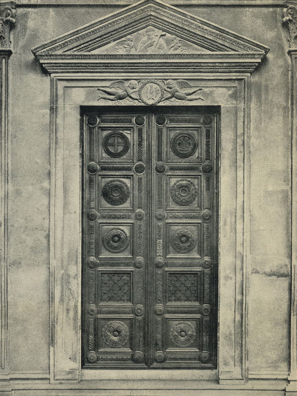Флоренция. Дверной проем в часовню Пацци, церковь Санта Кроче. Двери и порталы в итальянской архитектуре
