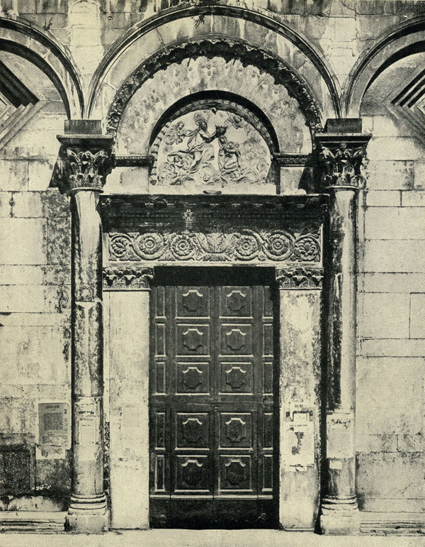 Лукка. Церковь Санта Мария, Фуориспортам. Двери и порталы в итальянской архитектуре