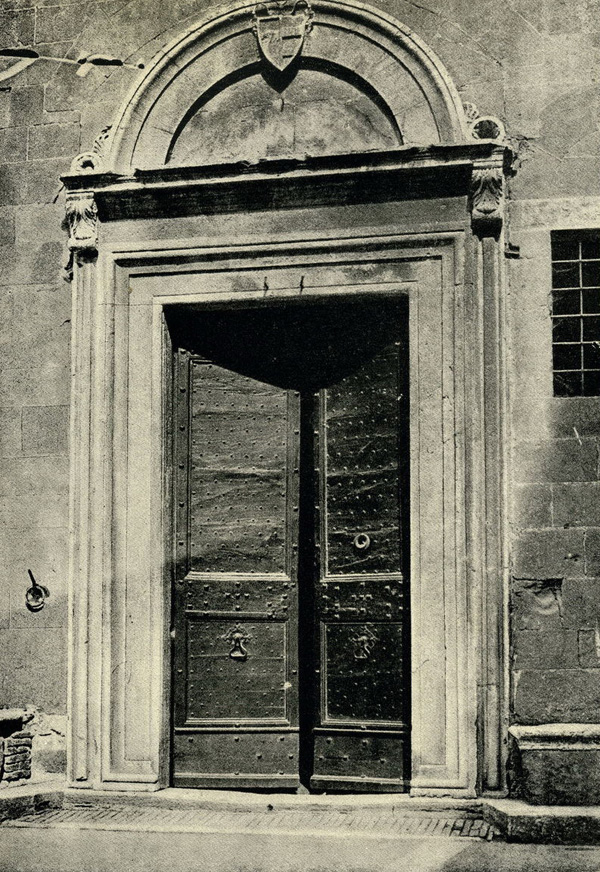 Пиенца. Портал Дворца Весковиле. Двери и порталы в итальянской архитектуре
